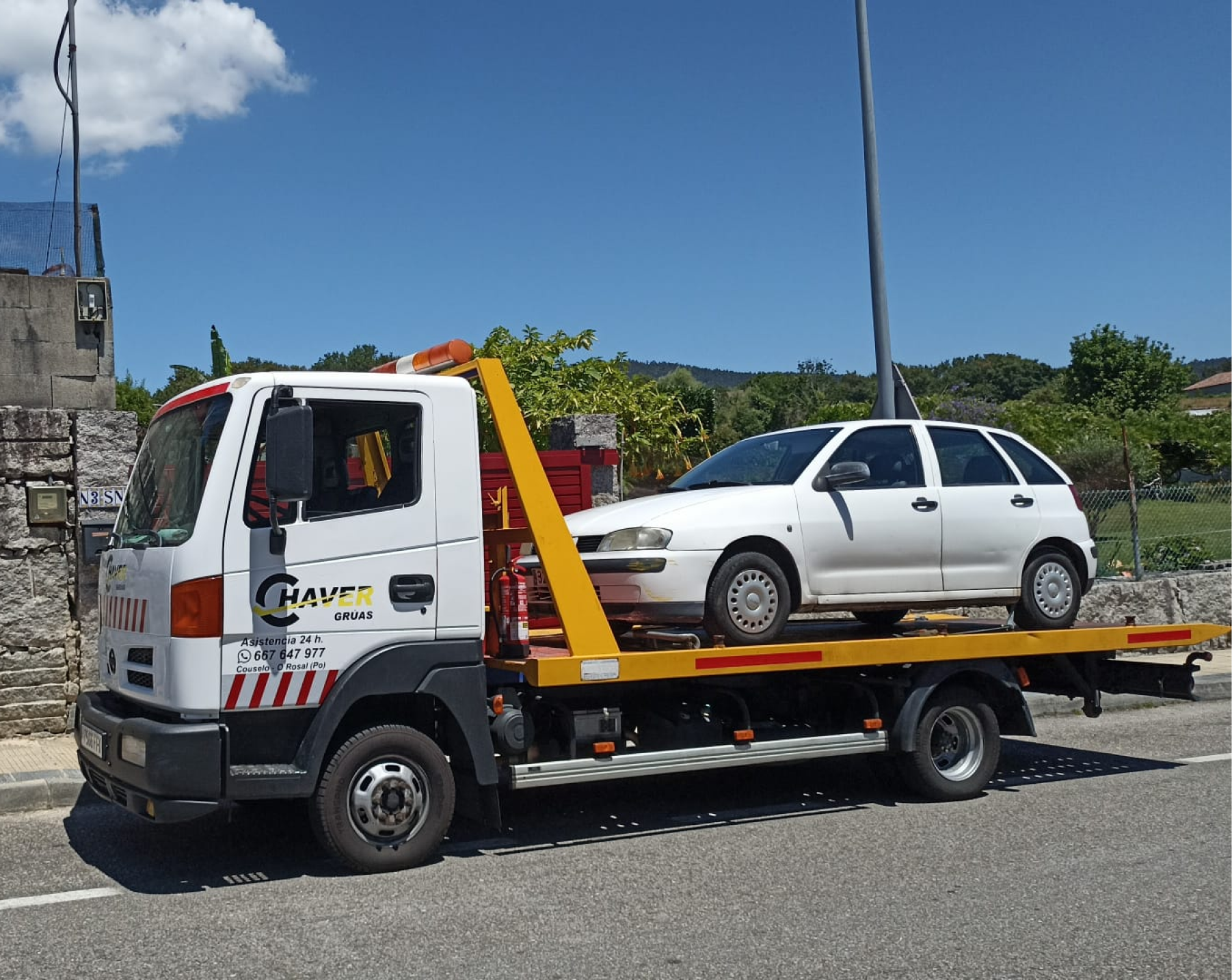 plataforma de grúas chaver remolcando un turismo
