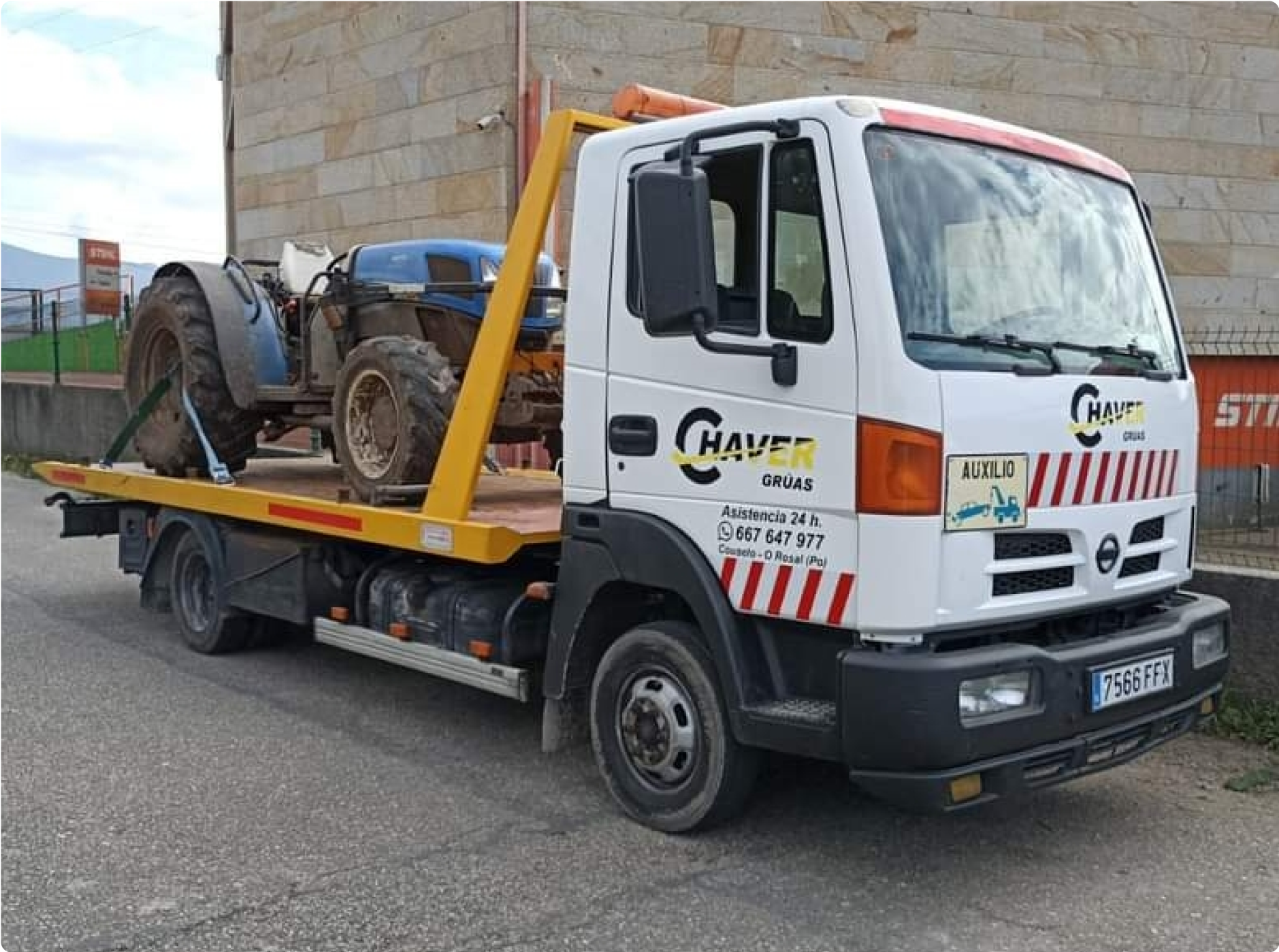 plataforma de grúas chaver remolcando tractor