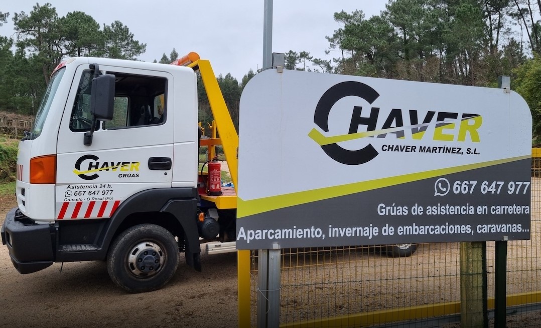 cartel de gruas chaver junto con la plataforma en la campa