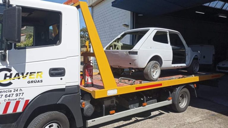 plataforma de grúas chaver remolcando vehiculo desmontado