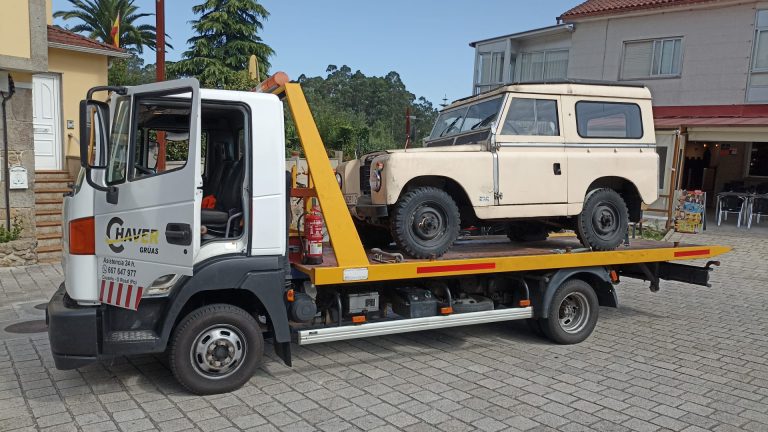 plataforma de grúas chaver remolcando un pickup en ciudad