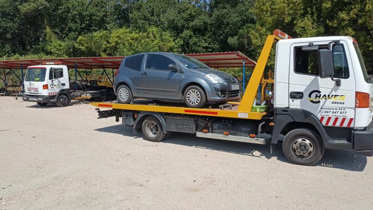 plataforma de grúas chaver remolcando un turismo citroen