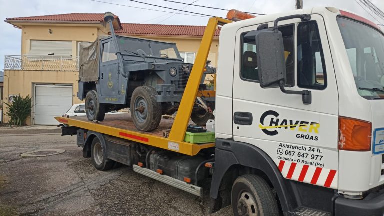 plataforma de grúas chaver remolcando un vehiculo de la marina